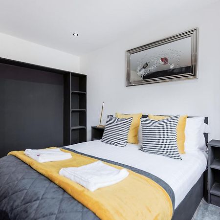 Two Bed Modern Apartment 5Min Walk To Town Centre With Free Parking ! Under New Management Blackpool Buitenkant foto