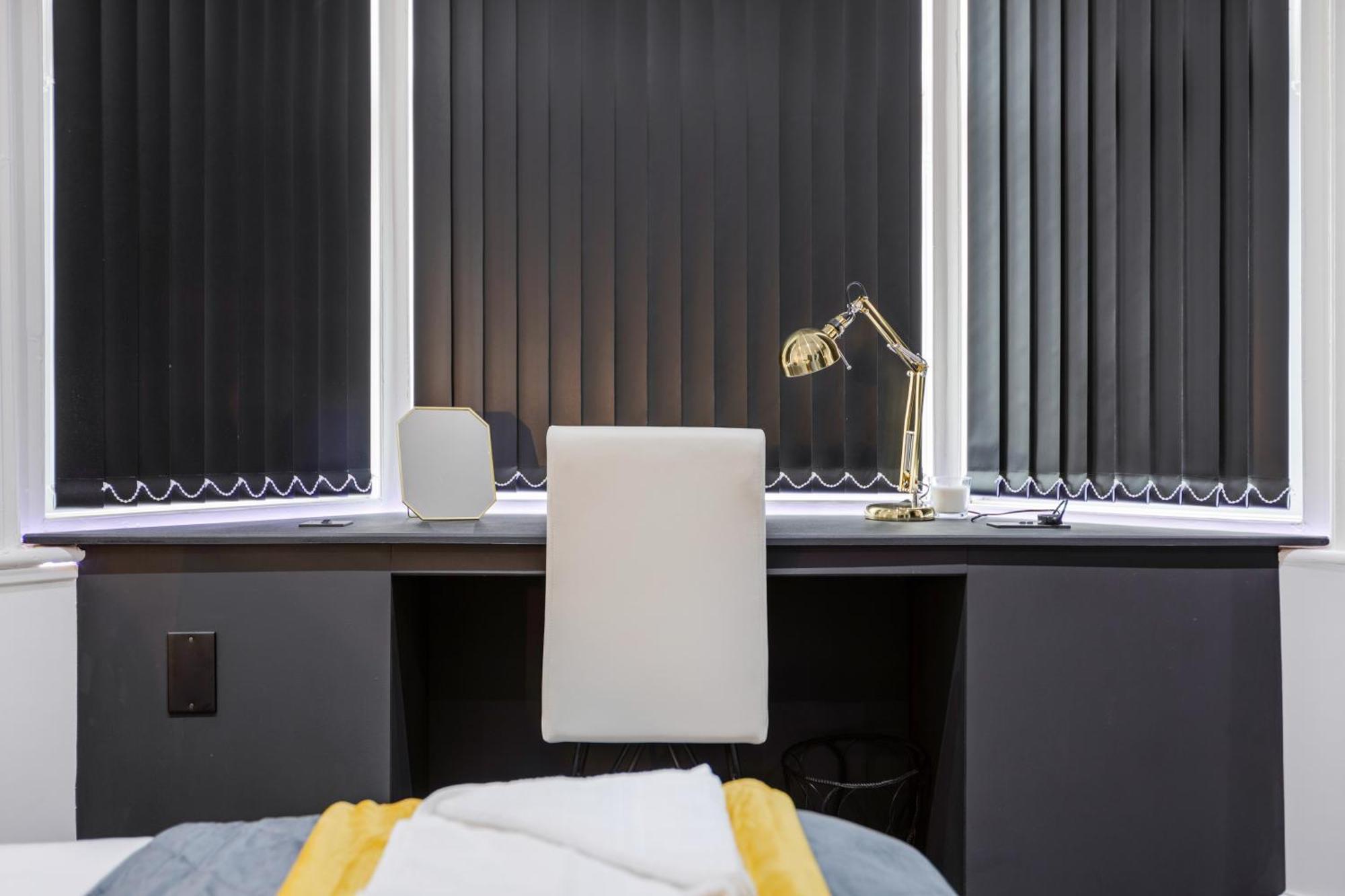 Two Bed Modern Apartment 5Min Walk To Town Centre With Free Parking ! Under New Management Blackpool Buitenkant foto