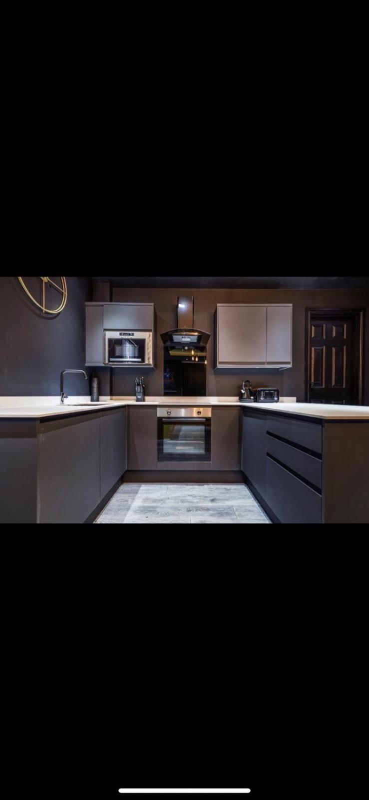 Two Bed Modern Apartment 5Min Walk To Town Centre With Free Parking ! Under New Management Blackpool Buitenkant foto